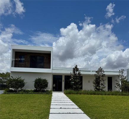 Exterior, Facade, Modern