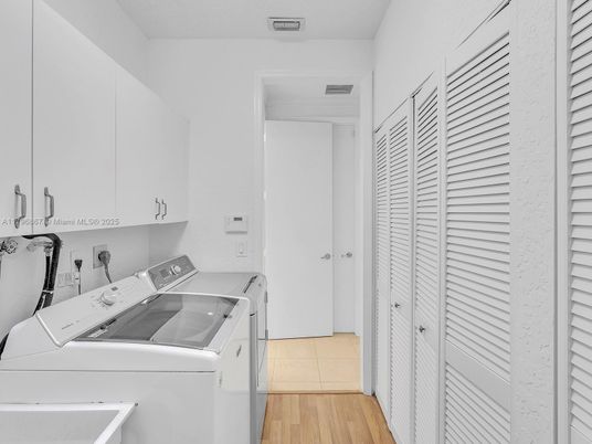Interior, Utility Closets, Washer, Wood Texture Flooring