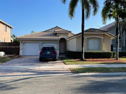 Attached, Exterior, Facade, Mediterranean