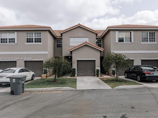 Attached, Exterior, Facade, Mediterranean