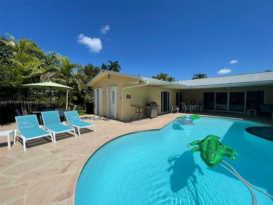 Exterior, Pool