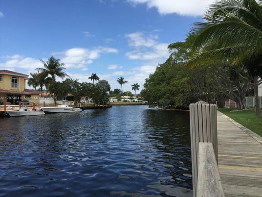 Exterior, Lake