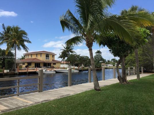 Exterior, Lake