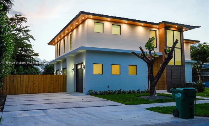 Exterior, Facade, Modern