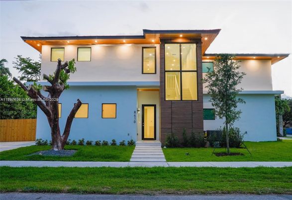 Exterior, Facade, Modern