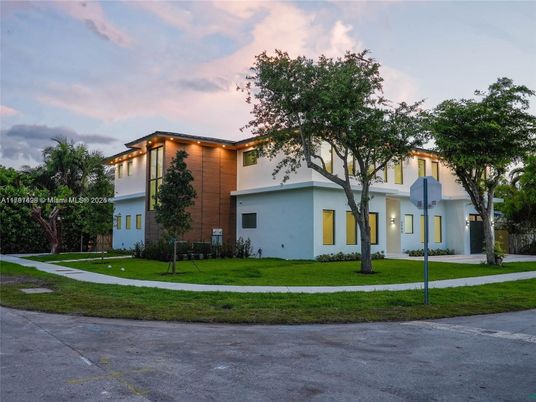 Exterior, Facade, Modern