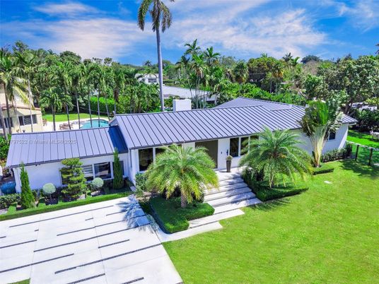 Backyard, Exterior, Facade, Ranch