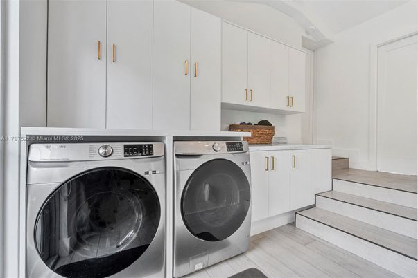 Interior, Washer, Wood Texture Flooring