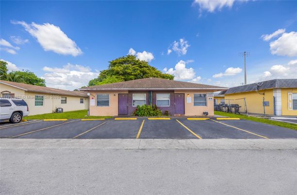 Exterior, Facade, Ranch