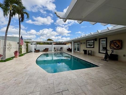 Exterior, Pool