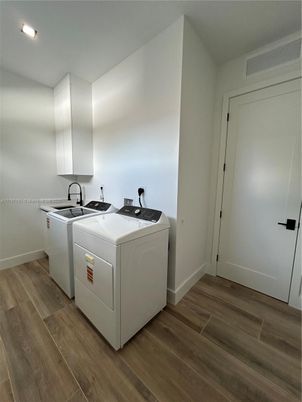 Interior, Recessed Lighting, Washer, Wood Texture Flooring