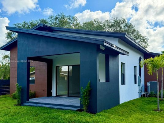 Backyard, Exterior, Facade, Modern