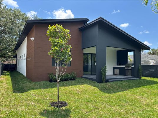 Backyard, Exterior, Facade, Modern