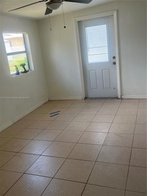 Empty room, Interior
