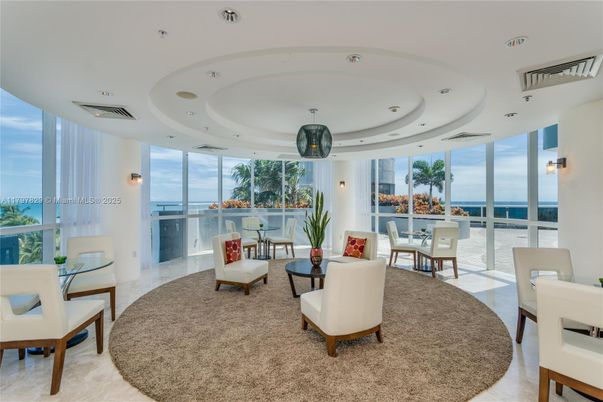 Dining room, Interior, Living room, Pendant Lights, Recessed Lighting, Water
