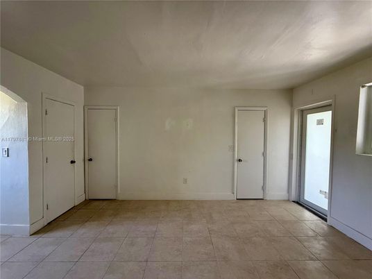 Empty room, Interior