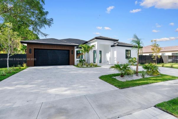 Attached, Exterior, Facade, Modern