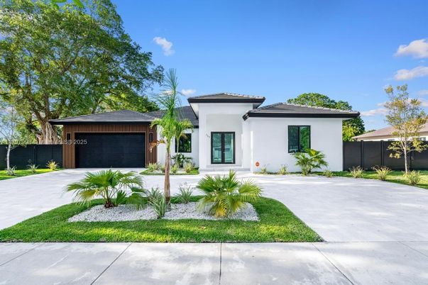 Attached, Exterior, Facade, Mediterranean