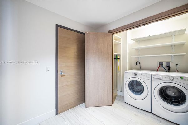 Interior, Washer, Wood Texture Flooring