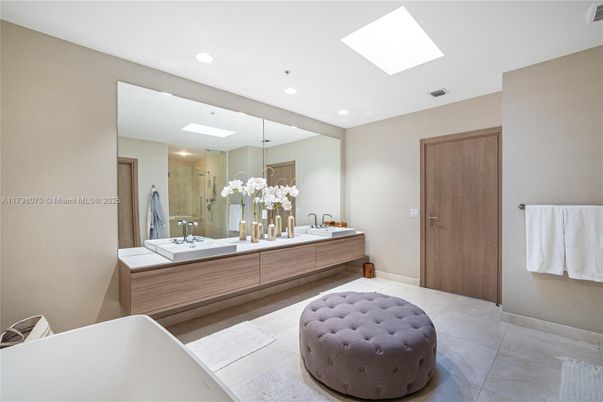 Bathroom, Interior, Recessed Lighting