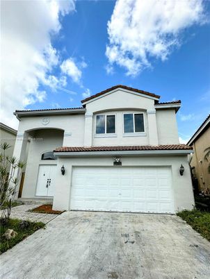 Attached, Exterior, Facade, Mediterranean