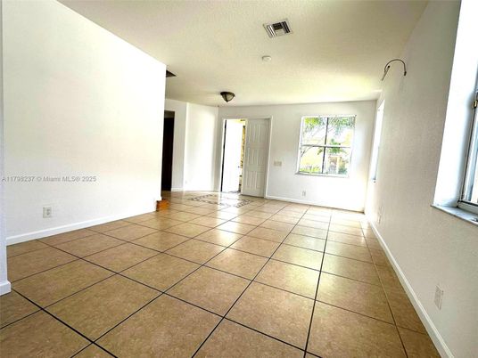 Empty room, Interior