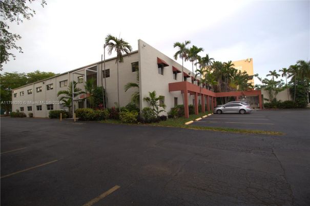 Exterior, Facade, Modern