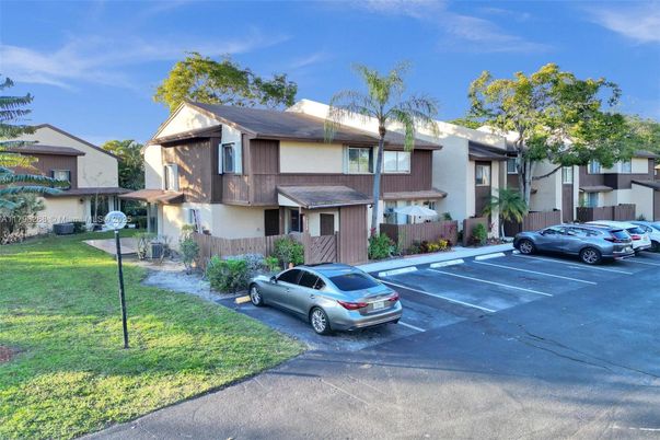Attached, Exterior, Facade, Modern