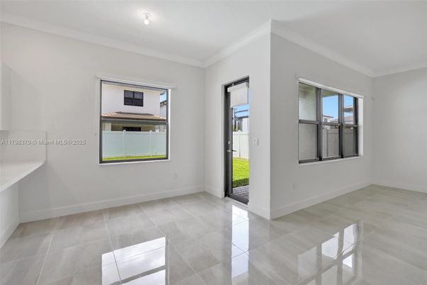 Empty room, Interior