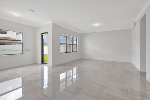 Empty room, Interior
