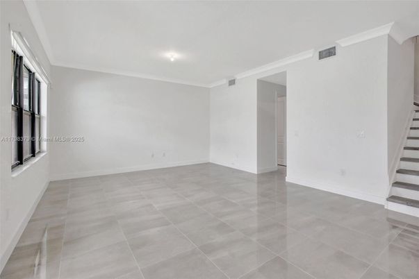 Empty room, Interior