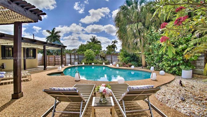 Exterior, Pool
