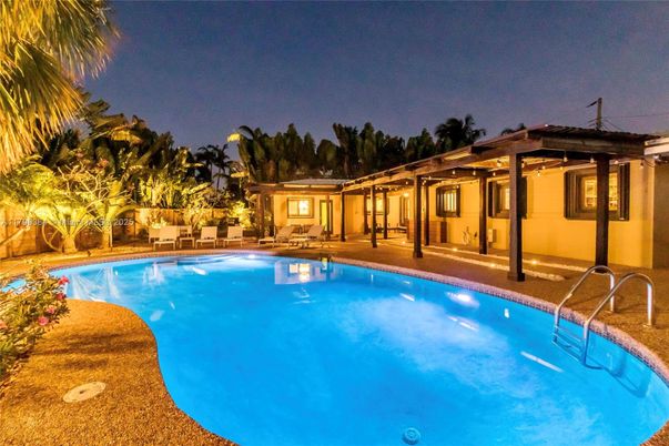 Exterior, Pool