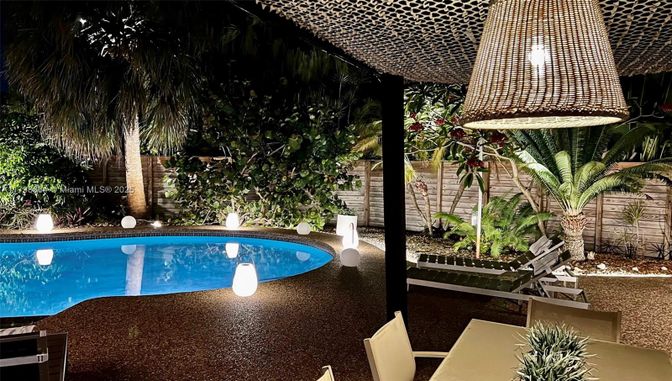 Exterior, Pool