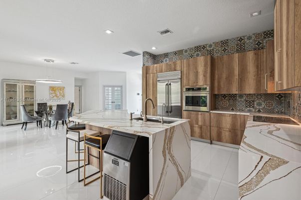 Dining room, Interior, Kitchen, Pendant Lights, Recessed Lighting, Stainless Steel Appliances