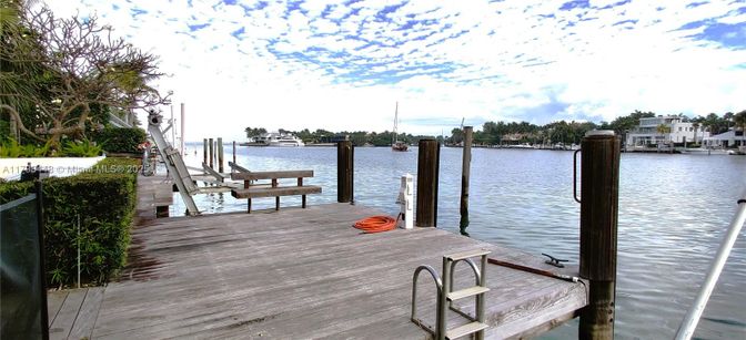 Exterior, Lake