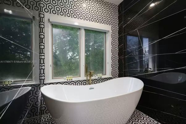 Bathroom, Free Standing Baths, Interior