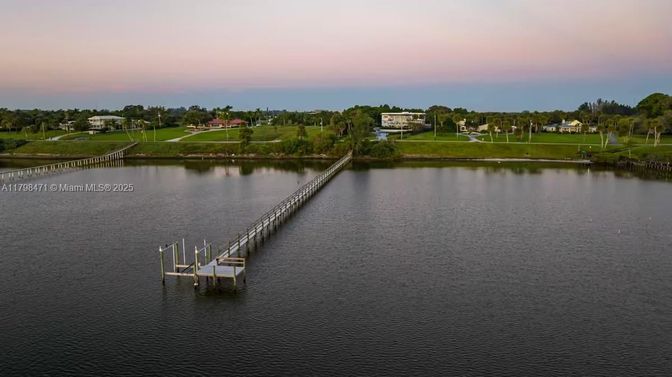 Exterior, Lake