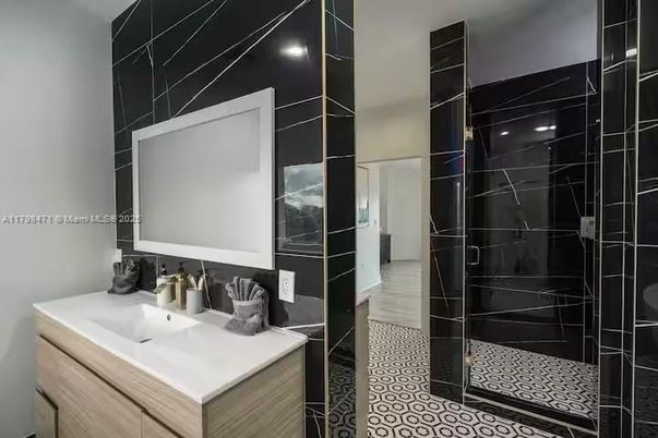 Bathroom, Interior, Recessed Lighting, Walk-in Closets