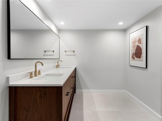 Bathroom, Dual Sink Vanities, Interior, Recessed Lighting