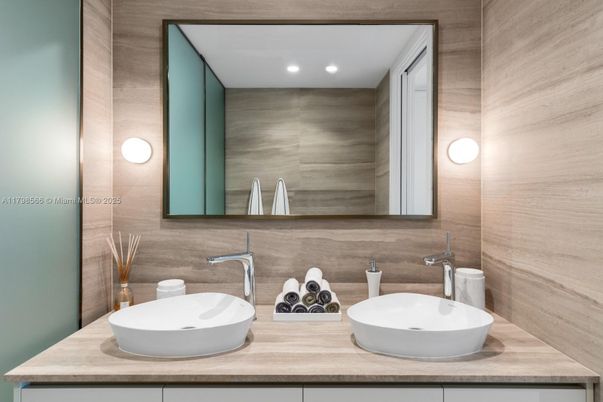 Bathroom, Dual Sink Vanities, Interior, Recessed Lighting