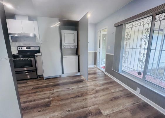 Interior, Kitchen, Recessed Lighting, Utility Closets, Washer, Wood Texture Flooring
