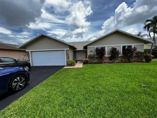 Attached, Exterior, Facade, Ranch