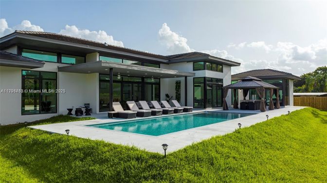 Exterior, Pool