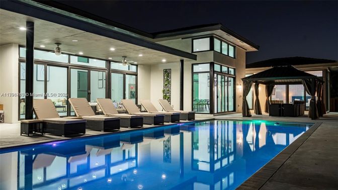 Exterior, Pool