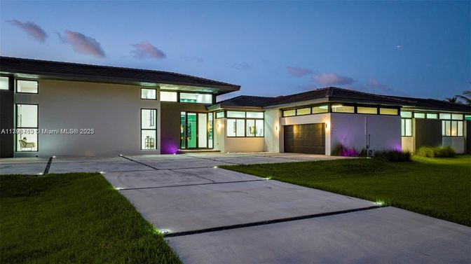 Backyard, Exterior, Facade, Modern