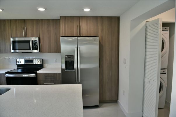 Interior, Kitchen, Recessed Lighting, Stainless Steel Appliances, Washer