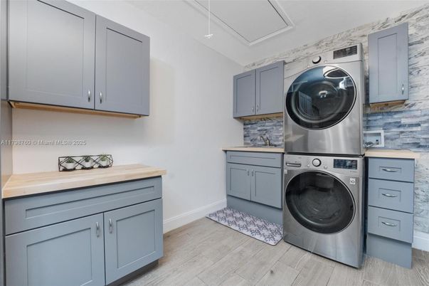 Interior, Washer, Wood Texture Flooring