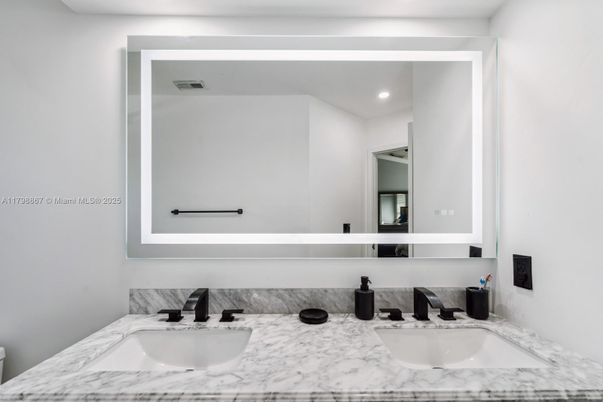 Bathroom, Dual Sink Vanities, Interior, Recessed Lighting