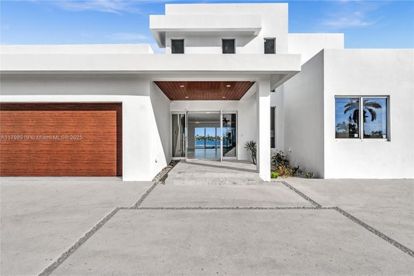 Attached, Exterior, Facade, Modern